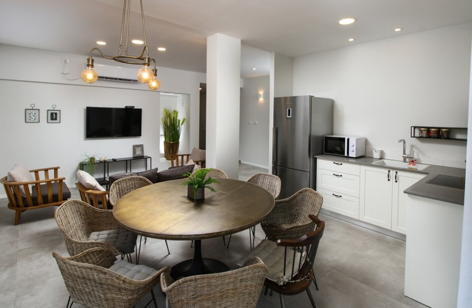Round dining table and kitchen in the floor 1 lounge