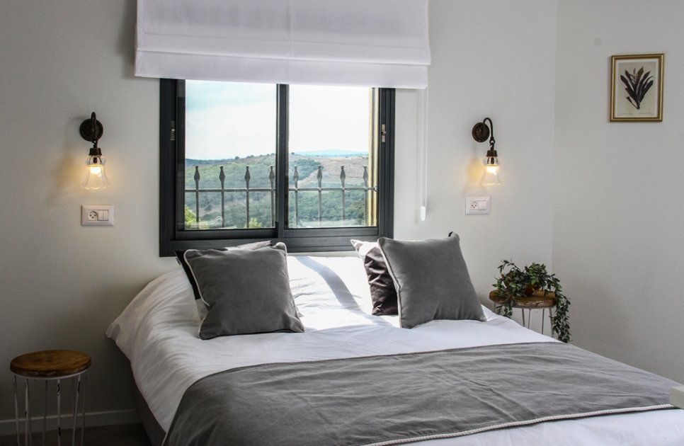 Double bedroom with a window onto the Galilee view