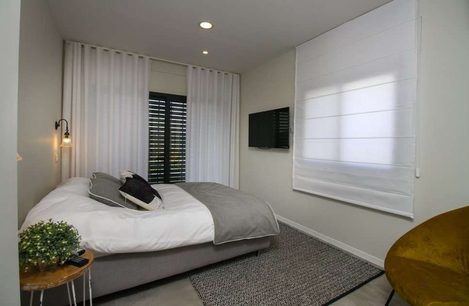 Room 7 on floor 2, a double room with a TV