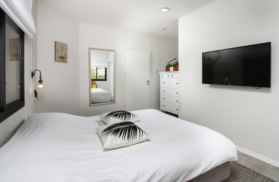 Room 8 on floor 2, a bright double room