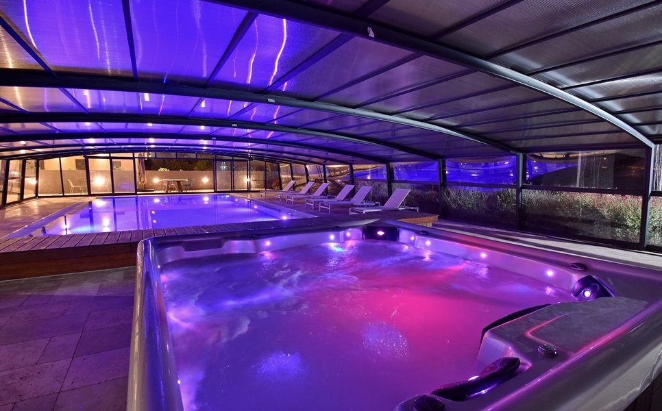 Jacuzzi for 8 next to the covered pool